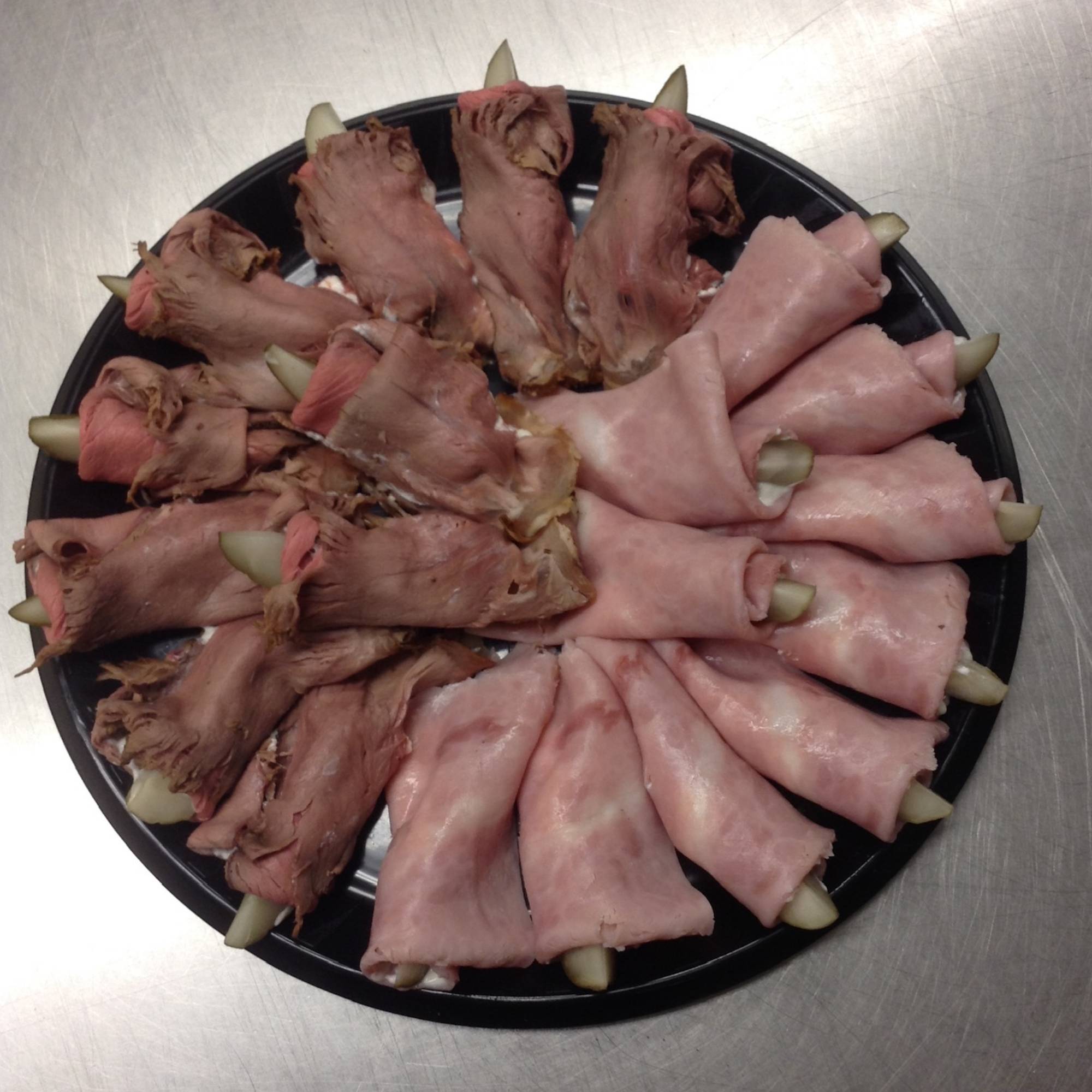 A plate of meat on top of the table.