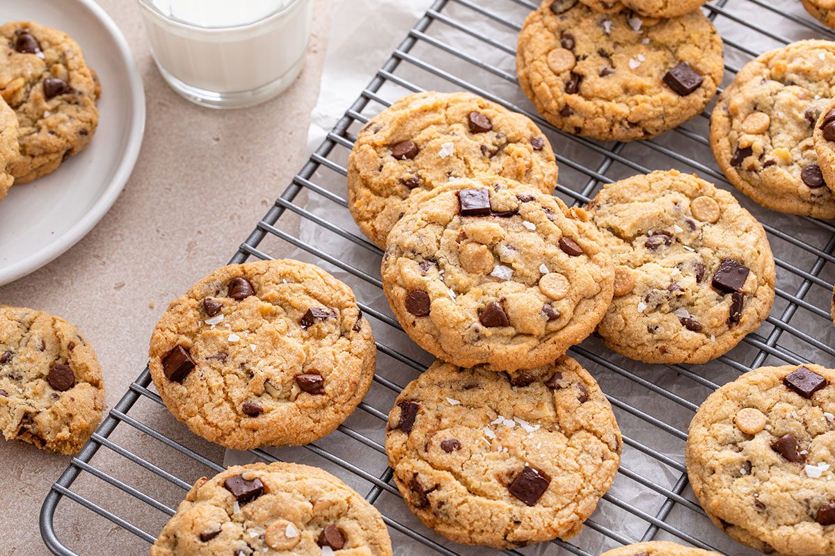 A close up of cookies on a cooling rack